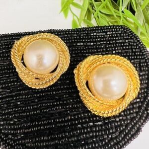 Vintage Pearl Center Celtic Rope Brushed Satin Clip on Gold Tone Earrings 1110